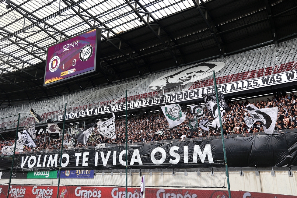 Klagenfurt - Sturm Graz
Oesterreichische Fussball Bundesliga, 30. Runde, SK Austria Klagenfurt - SK Sturm Graz, Woerthersee Stadion Klagenfurt, 08.05.2022. 

Foto zeigt Fans von Sturm mit einem Spruchband fuer Ivica Osim (ehem. Trainer Sturm)
