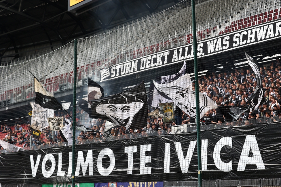 Klagenfurt - Sturm Graz
Oesterreichische Fussball Bundesliga, 30. Runde, SK Austria Klagenfurt - SK Sturm Graz, Woerthersee Stadion Klagenfurt, 08.05.2022. 

Foto zeigt Fans von Sturm mit einem Spruchband fuer Ivica Osim (ehem. Trainer Sturm)
