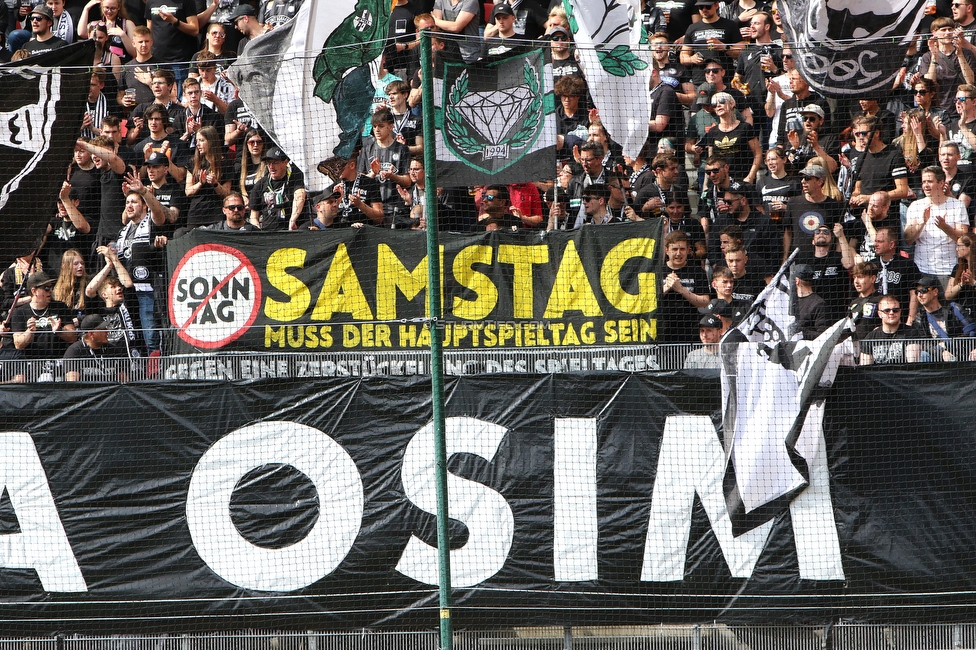 Klagenfurt - Sturm Graz
Oesterreichische Fussball Bundesliga, 30. Runde, SK Austria Klagenfurt - SK Sturm Graz, Woerthersee Stadion Klagenfurt, 08.05.2022. 

Foto zeigt Fans von Sturm mit einem Spruchband
Schlüsselwörter: samstag jewels