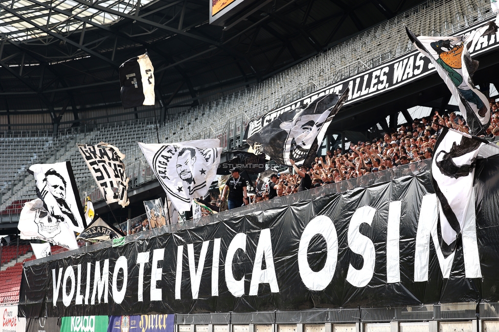 Klagenfurt - Sturm Graz
Oesterreichische Fussball Bundesliga, 30. Runde, SK Austria Klagenfurt - SK Sturm Graz, Woerthersee Stadion Klagenfurt, 08.05.2022. 

Foto zeigt Fans von Sturm mit einem Spruchband fuer Ivica Osim (ehem. Trainer Sturm)
