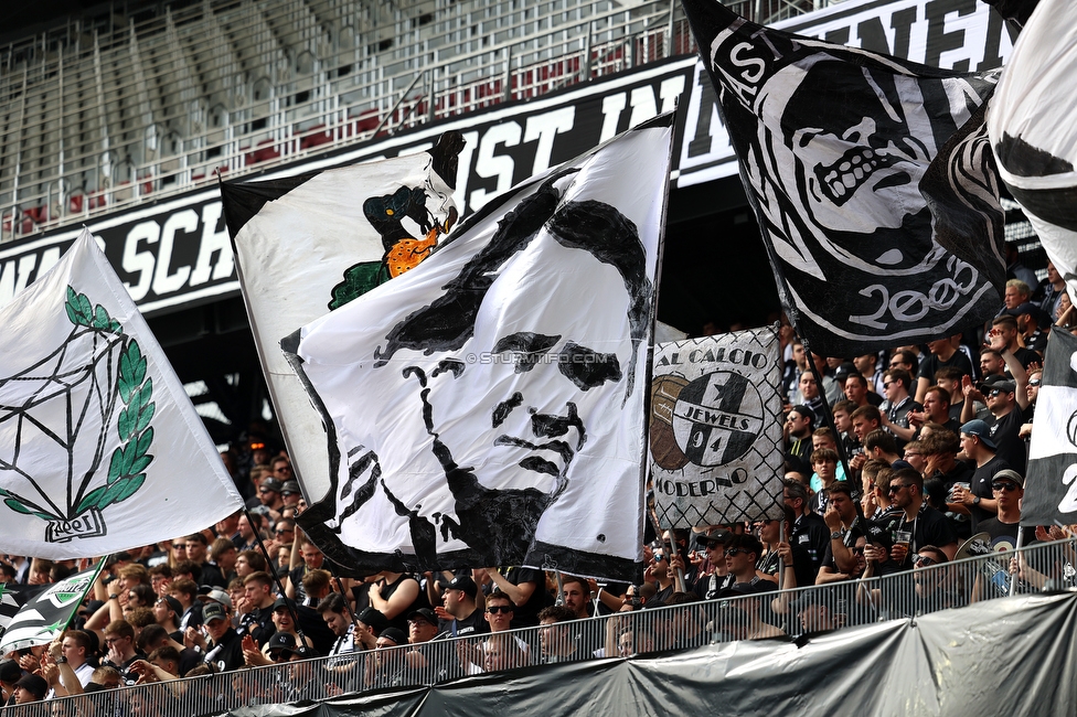 Klagenfurt - Sturm Graz
Oesterreichische Fussball Bundesliga, 30. Runde, SK Austria Klagenfurt - SK Sturm Graz, Woerthersee Stadion Klagenfurt, 08.05.2022. 

Foto zeigt Fans von Sturm mit einem Spruchband fuer Ivica Osim (ehem. Trainer Sturm)
Schlüsselwörter: jewels