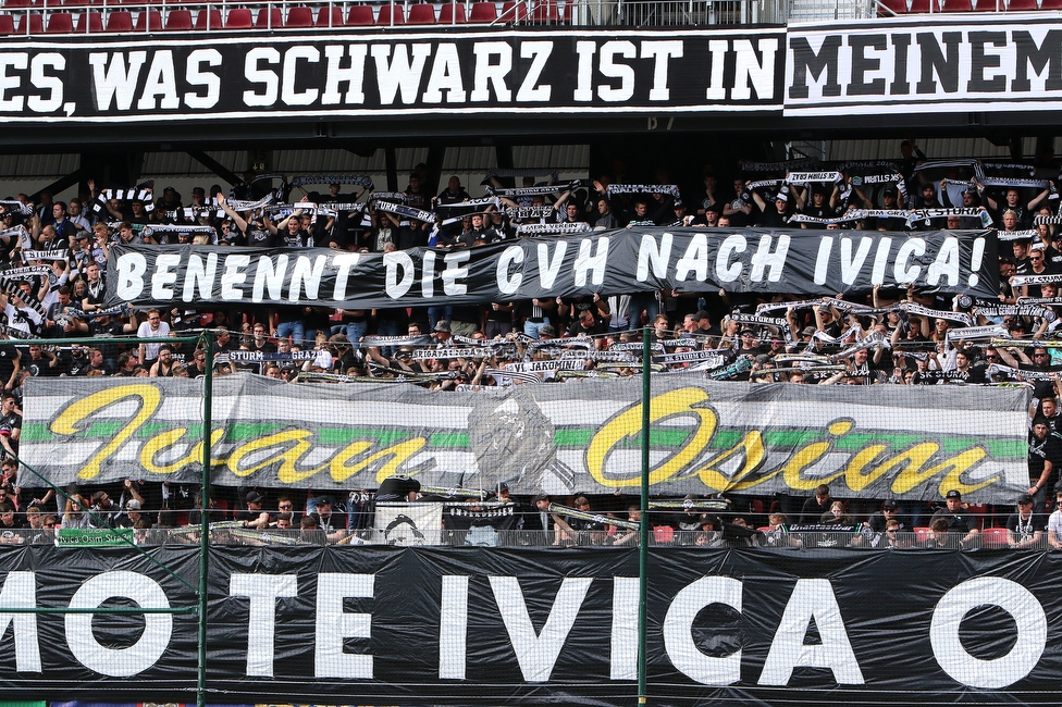 Klagenfurt - Sturm Graz
Oesterreichische Fussball Bundesliga, 30. Runde, SK Austria Klagenfurt - SK Sturm Graz, Woerthersee Stadion Klagenfurt, 08.05.2022. 

Foto zeigt Fans von Sturm mit einem Spruchband fuer Ivica Osim (ehem. Trainer Sturm)
Schlüsselwörter: schals