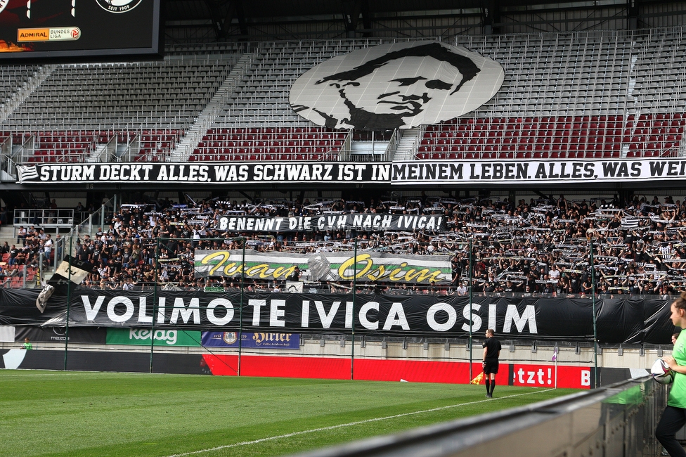 Klagenfurt - Sturm Graz
Oesterreichische Fussball Bundesliga, 30. Runde, SK Austria Klagenfurt - SK Sturm Graz, Woerthersee Stadion Klagenfurt, 08.05.2022. 

Foto zeigt Fans von Sturm mit einem Spruchband fuer Ivica Osim (ehem. Trainer Sturm)
Schlüsselwörter: schals