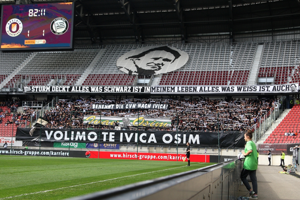 Klagenfurt - Sturm Graz
Oesterreichische Fussball Bundesliga, 30. Runde, SK Austria Klagenfurt - SK Sturm Graz, Woerthersee Stadion Klagenfurt, 08.05.2022. 

Foto zeigt Fans von Sturm mit einem Spruchband fuer Ivica Osim (ehem. Trainer Sturm)
Schlüsselwörter: schals