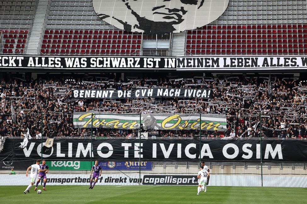 Klagenfurt - Sturm Graz
Oesterreichische Fussball Bundesliga, 30. Runde, SK Austria Klagenfurt - SK Sturm Graz, Woerthersee Stadion Klagenfurt, 08.05.2022. 

Foto zeigt Fans von Sturm mit einem Spruchband fuer Ivica Osim (ehem. Trainer Sturm)
Schlüsselwörter: schals