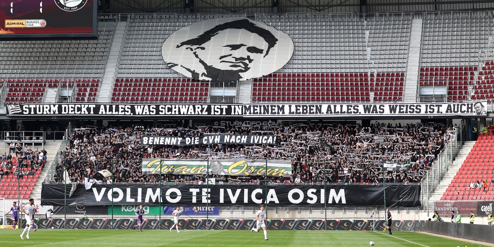 Klagenfurt - Sturm Graz
Oesterreichische Fussball Bundesliga, 30. Runde, SK Austria Klagenfurt - SK Sturm Graz, Woerthersee Stadion Klagenfurt, 08.05.2022. 

Foto zeigt Fans von Sturm mit einem Spruchband fuer Ivica Osim (ehem. Trainer Sturm)
Schlüsselwörter: schals