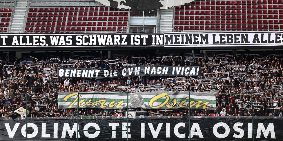 Klagenfurt - Sturm Graz
Oesterreichische Fussball Bundesliga, 30. Runde, SK Austria Klagenfurt - SK Sturm Graz, Woerthersee Stadion Klagenfurt, 08.05.2022. 

Foto zeigt Fans von Sturm mit einem Spruchband fuer Ivica Osim (ehem. Trainer Sturm)
Schlüsselwörter: schals