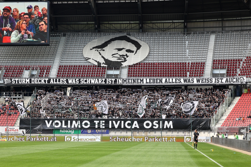 Klagenfurt - Sturm Graz
Oesterreichische Fussball Bundesliga, 30. Runde, SK Austria Klagenfurt - SK Sturm Graz, Woerthersee Stadion Klagenfurt, 08.05.2022. 

Foto zeigt Fans von Sturm mit einem Spruchband fuer Ivica Osim (ehem. Trainer Sturm)
Schlüsselwörter: schals