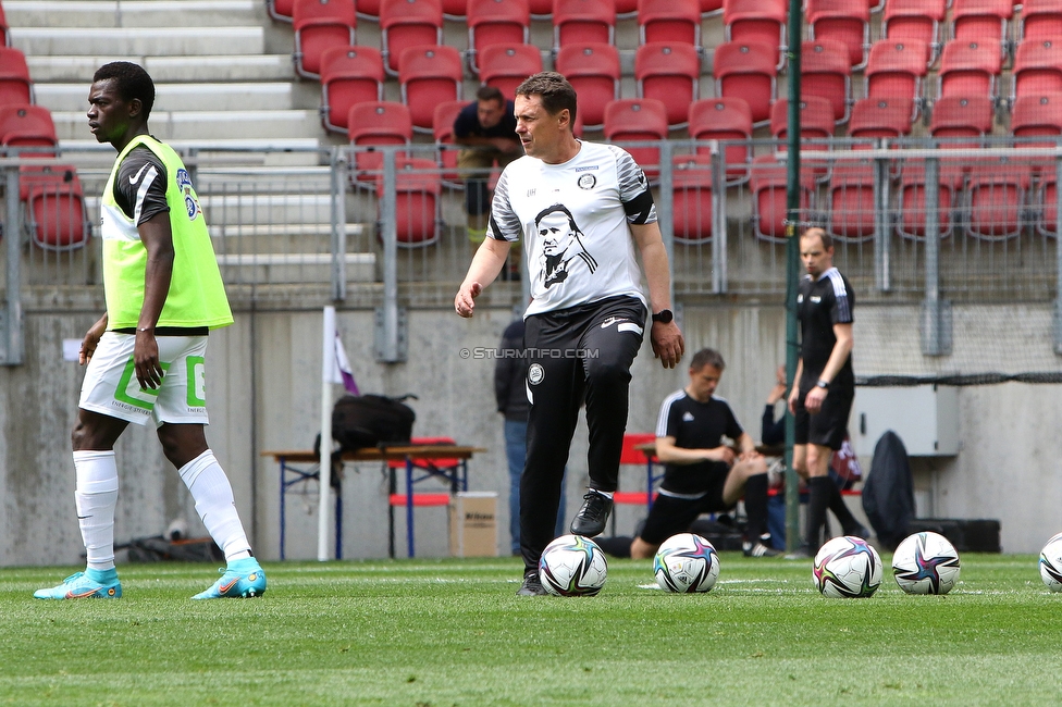 Klagenfurt - Sturm Graz
Oesterreichische Fussball Bundesliga, 30. Runde, SK Austria Klagenfurt - SK Sturm Graz, Woerthersee Stadion Klagenfurt, 08.05.2022. 

Foto zeigt Uwe Hoelzl (Co-Trainer Sturm) mit einem T-Shirt fuer Ivica Osim (ehem. Trainer Sturm)
