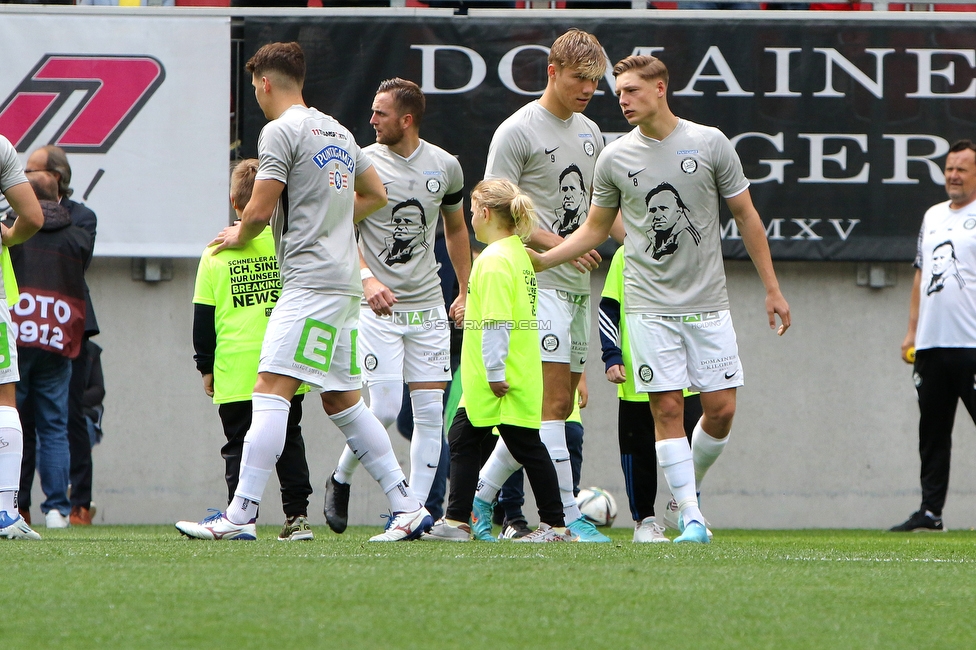 Klagenfurt - Sturm Graz
Oesterreichische Fussball Bundesliga, 30. Runde, SK Austria Klagenfurt - SK Sturm Graz, Woerthersee Stadion Klagenfurt, 08.05.2022. 

Foto zeigt Jakob Jantscher (Sturm) und Alexander Prass (Sturm) mit einem T-Shirt fuer Ivica Osim (ehem. Trainer Sturm)
