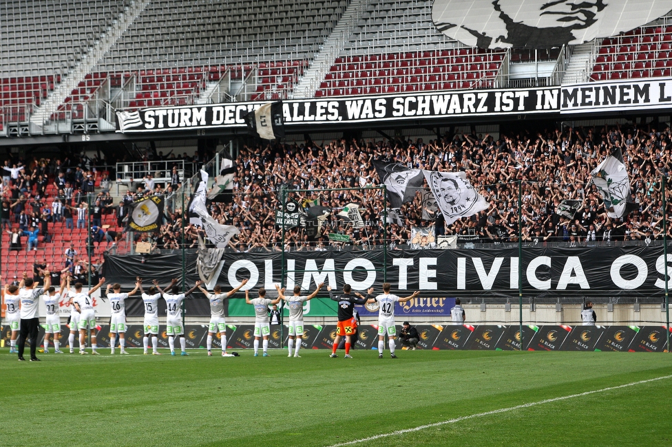 Klagenfurt - Sturm Graz
Oesterreichische Fussball Bundesliga, 30. Runde, SK Austria Klagenfurt - SK Sturm Graz, Woerthersee Stadion Klagenfurt, 08.05.2022. 

Foto zeigt die Mannschaft von Sturm und Fans von Sturm
