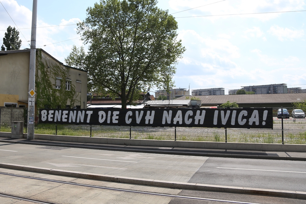 Sturm Graz - Wolfsberg
Oesterreichische Fussball Bundesliga, 31. Runde, SK Sturm Graz - Wolfsberger AC, Stadion Liebenau Graz, 15.05.2022. 

Foto zeigt Fans von Sturm mit einem Spruchband fuer Ivica Osim (ehem. Trainer Sturm)
