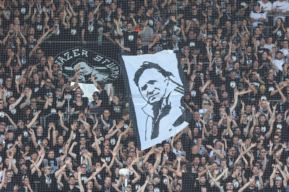 Sturm Graz - Wolfsberg
Oesterreichische Fussball Bundesliga, 31. Runde, SK Sturm Graz - Wolfsberger AC, Stadion Liebenau Graz, 15.05.2022. 

Foto zeigt Fans von Sturm mit einer Fahne von Ivica Osim (ehem. Trainer Sturm)
