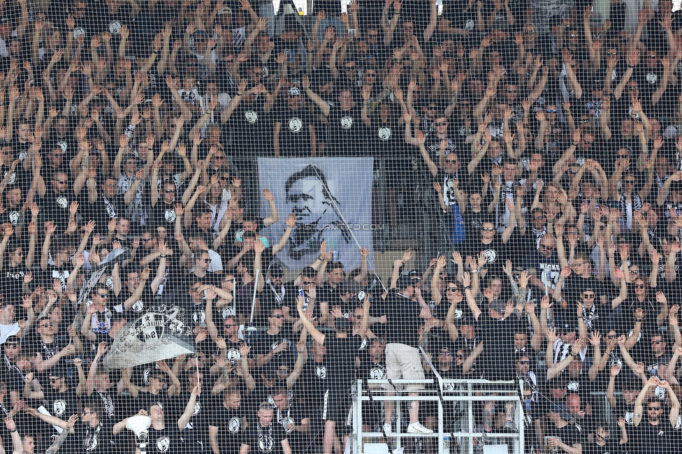 Sturm Graz - Wolfsberg
Oesterreichische Fussball Bundesliga, 31. Runde, SK Sturm Graz - Wolfsberger AC, Stadion Liebenau Graz, 15.05.2022. 

Foto zeigt Fans von Sturm mit einer Fahne von Ivica Osim (ehem. Trainer Sturm)
