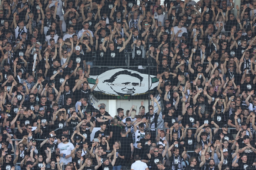 Sturm Graz - Wolfsberg
Oesterreichische Fussball Bundesliga, 31. Runde, SK Sturm Graz - Wolfsberger AC, Stadion Liebenau Graz, 15.05.2022. 

Foto zeigt Fans von Sturm mit einer Fahne von Ivica Osim (ehem. Trainer Sturm)
