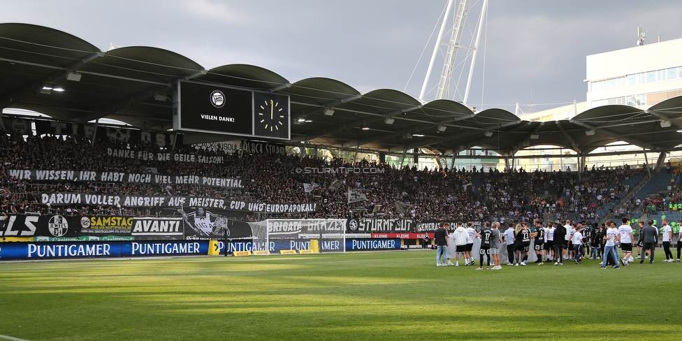 Sturm Graz - Wolfsberg
Oesterreichische Fussball Bundesliga, 31. Runde, SK Sturm Graz - Wolfsberger AC, Stadion Liebenau Graz, 15.05.2022. 

Foto zeigt Fans von Sturm und die Mannschaft von Sturm
