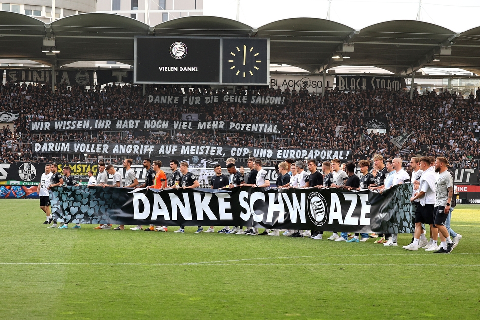 Sturm Graz - Wolfsberg
Oesterreichische Fussball Bundesliga, 31. Runde, SK Sturm Graz - Wolfsberger AC, Stadion Liebenau Graz, 15.05.2022. 

Foto zeigt Fans von Sturm und die Mannschaft von Sturm
