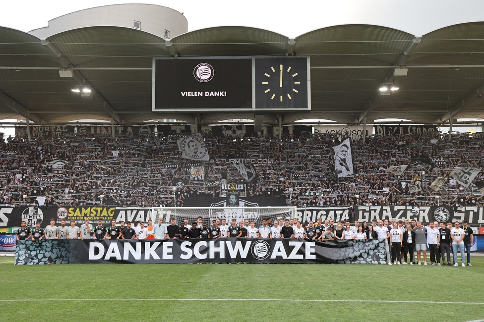 Sturm Graz - Wolfsberg
Oesterreichische Fussball Bundesliga, 31. Runde, SK Sturm Graz - Wolfsberger AC, Stadion Liebenau Graz, 15.05.2022. 

Foto zeigt Fans von Sturm und die Mannschaft von Sturm
Schlüsselwörter: schals