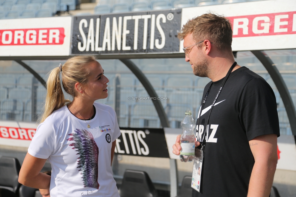 Sturm Damen - Neulengbach
OEFB Frauen Bundesliga, 17. Runde, SK Sturm Graz Damen - USV Neulengbach, Stadion Liebenau Graz, 20.05.2022. 

Foto zeigt Carmen Schauer (Betreuerin Sturm Damen) und Walter Wenegger (Pressesprecher Sturm)
