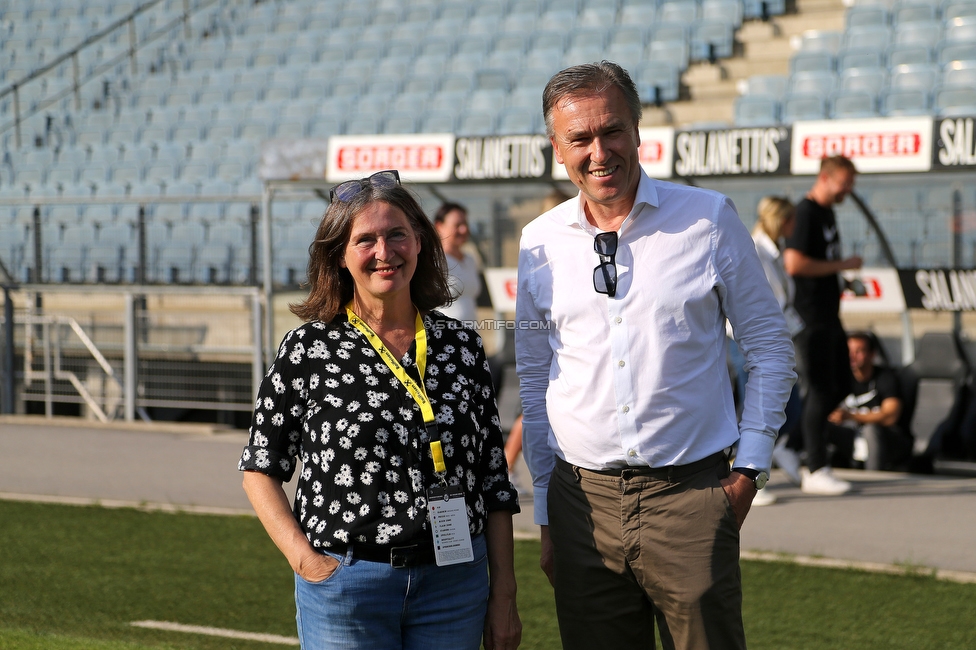 Sturm Damen - Neulengbach
OEFB Frauen Bundesliga, 17. Runde, SK Sturm Graz Damen - USV Neulengbach, Stadion Liebenau Graz, 20.05.2022. 

Foto zeigt Elke Kahr (Buergermeisterin) und Christian Jauk (Praesident Sturm)
