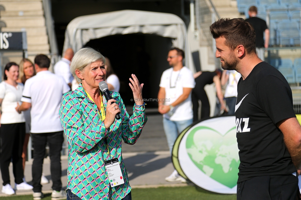 Sturm Damen - Neulengbach
OEFB Frauen Bundesliga, 17. Runde, SK Sturm Graz Damen - USV Neulengbach, Stadion Liebenau Graz, 20.05.2022. 

Foto zeigt Barbara Muhr (Vorstand MCG) und Thomas Seidl (Stadionsprecher Sturm)
