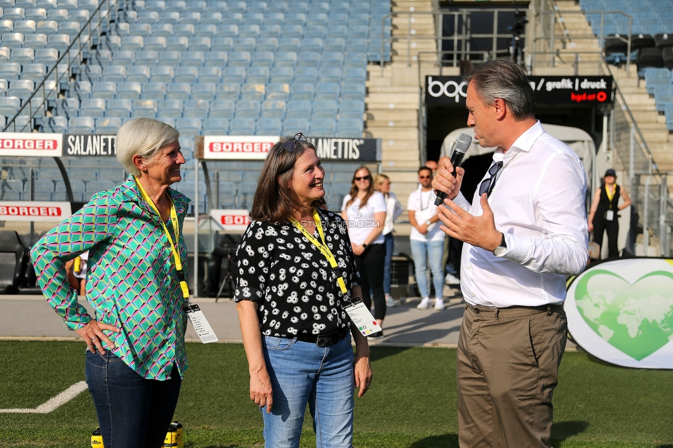 Sturm Damen - Neulengbach
OEFB Frauen Bundesliga, 17. Runde, SK Sturm Graz Damen - USV Neulengbach, Stadion Liebenau Graz, 20.05.2022. 

Foto zeigt Barbara Muhr (Vorstand MCG), Elke Kahr (Buergermeisterin) und Christian Jauk (Praesident Sturm)
