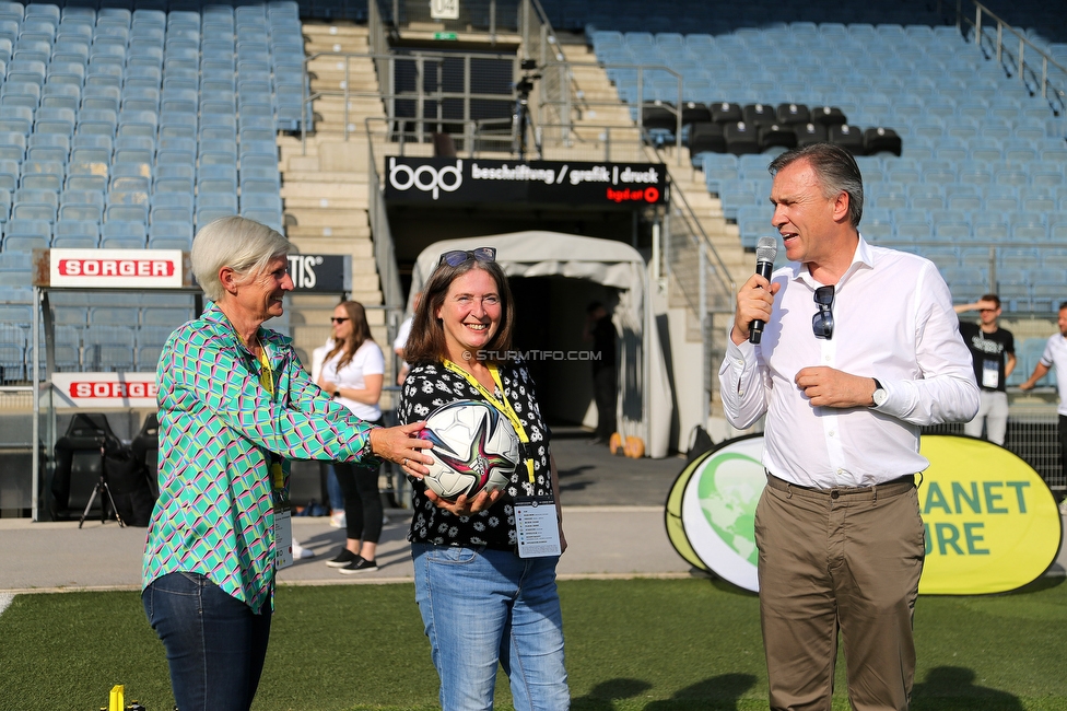 Sturm Damen - Neulengbach
OEFB Frauen Bundesliga, 17. Runde, SK Sturm Graz Damen - USV Neulengbach, Stadion Liebenau Graz, 20.05.2022. 

Foto zeigt Barbara Muhr (Vorstand MCG), Elke Kahr (Buergermeisterin) und Christian Jauk (Praesident Sturm)
