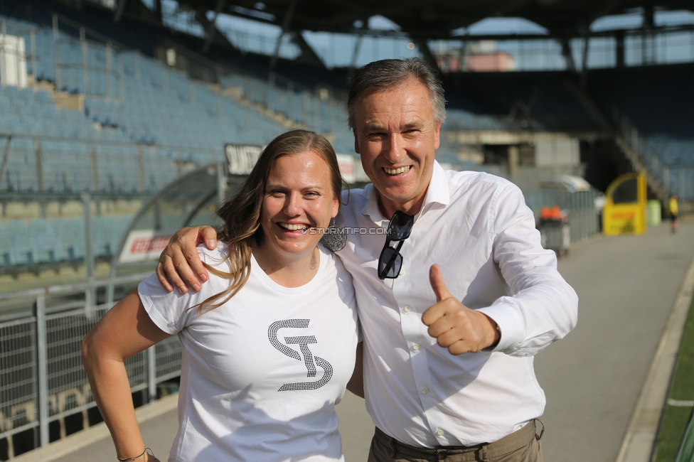 Sturm Damen - Neulengbach
OEFB Frauen Bundesliga, 17. Runde, SK Sturm Graz Damen - USV Neulengbach, Stadion Liebenau Graz, 20.05.2022. 

Foto zeigt Susanne Gorny (Vorstand Sturm) und Christian Jauk (Praesident Sturm)
