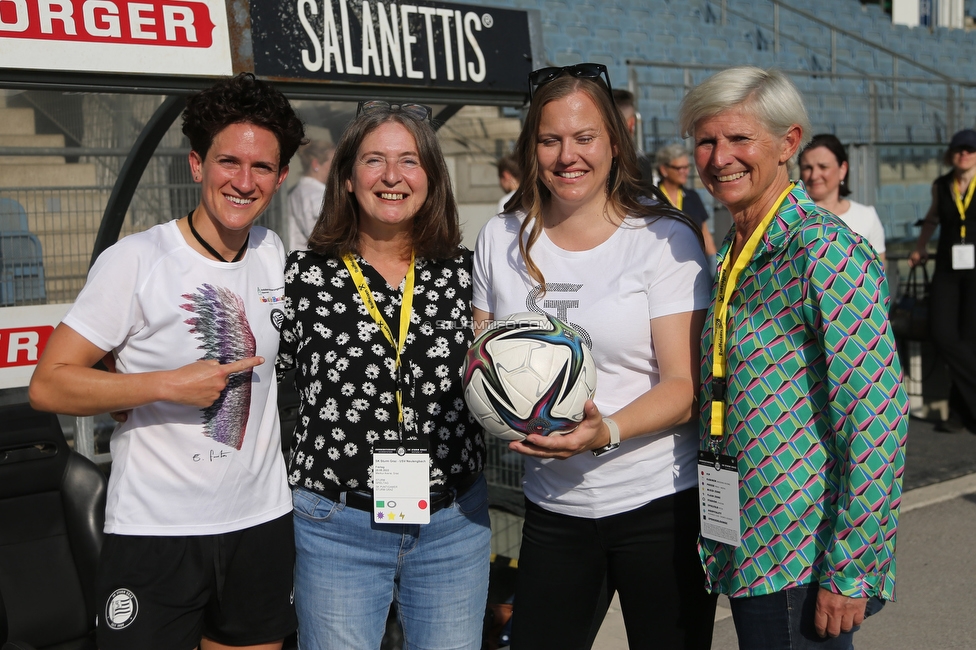 Sturm Damen - Neulengbach
OEFB Frauen Bundesliga, 17. Runde, SK Sturm Graz Damen - USV Neulengbach, Stadion Liebenau Graz, 20.05.2022. 

Foto zeigt Emily Cancienne (Assistenz Trainer Sturm Damen), Elke Kahr (Buergermeisterin), Susanne Gorny (Vorstand Sturm) und Barbara Muhr (Vorstand MCG)
