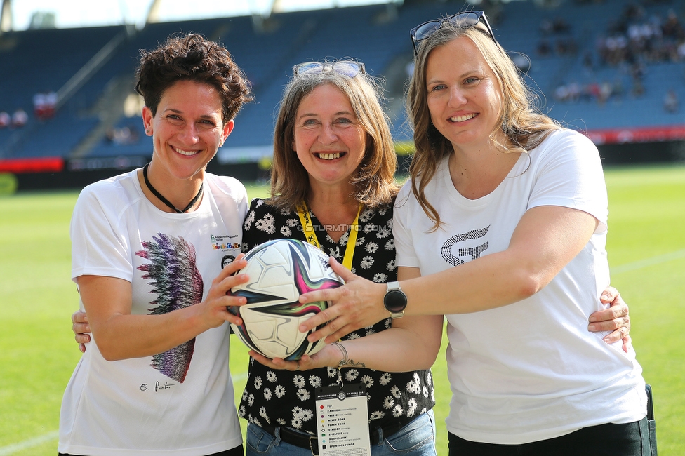 Sturm Damen - Neulengbach
OEFB Frauen Bundesliga, 17. Runde, SK Sturm Graz Damen - USV Neulengbach, Stadion Liebenau Graz, 20.05.2022. 

Foto zeigt Emily Cancienne (Assistenz Trainer Sturm Damen), Elke Kahr (Buergermeisterin) und Susanne Gorny (Vorstand Sturm)
