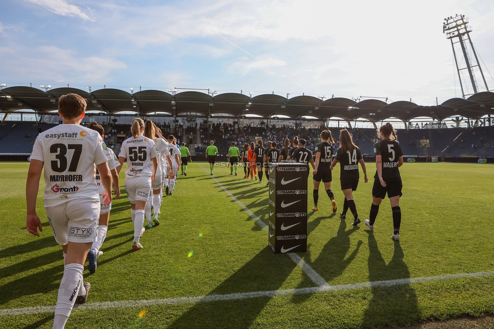 Sturm Damen - Neulengbach
OEFB Frauen Bundesliga, 17. Runde, SK Sturm Graz Damen - USV Neulengbach, Stadion Liebenau Graz, 20.05.2022. 

Foto zeigt den Einlauf der Mannschaft von Neulengbach und der Sturm Damen
