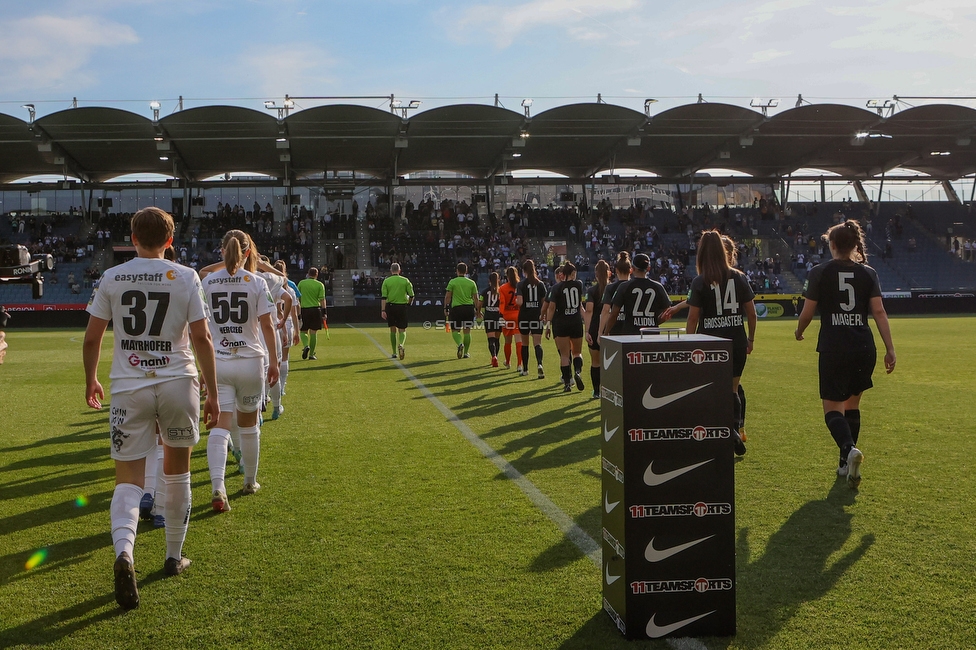 Sturm Damen - Neulengbach
OEFB Frauen Bundesliga, 17. Runde, SK Sturm Graz Damen - USV Neulengbach, Stadion Liebenau Graz, 20.05.2022. 

Foto zeigt den Einlauf der Mannschaft von Neulengbach und der Sturm Damen
