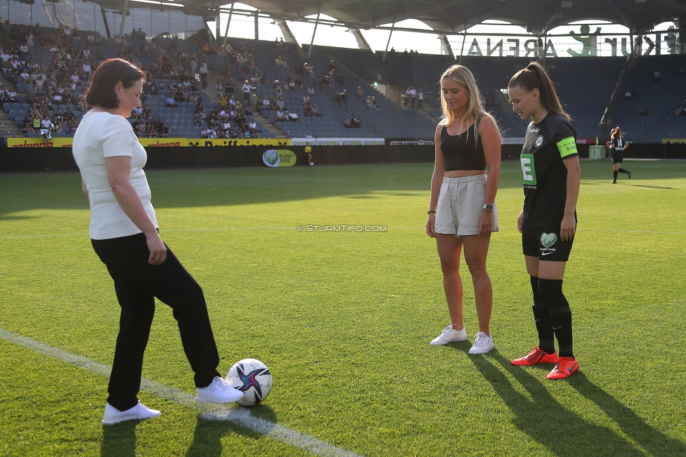 Sturm Damen - Neulengbach
OEFB Frauen Bundesliga, 17. Runde, SK Sturm Graz Damen - USV Neulengbach, Stadion Liebenau Graz, 20.05.2022. 

Foto zeigt den Ehrenanstoss mit Michaela Hiden (Oleovital), Corinna Kamper und Annabel Schasching (Sturm Damen)
