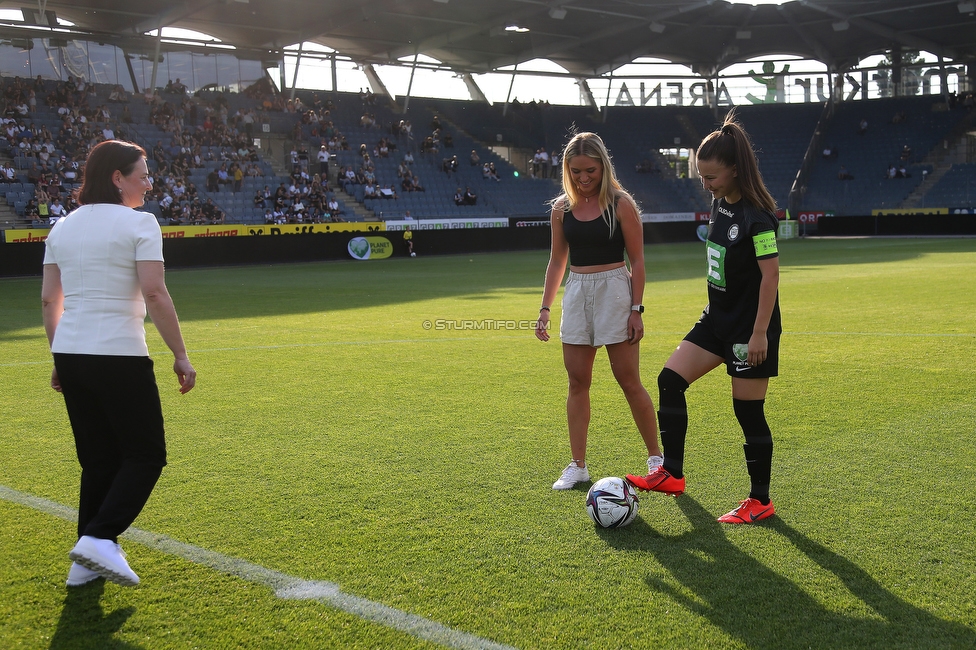 Sturm Damen - Neulengbach
OEFB Frauen Bundesliga, 17. Runde, SK Sturm Graz Damen - USV Neulengbach, Stadion Liebenau Graz, 20.05.2022. 

Foto zeigt den Ehrenanstoss mit Michaela Hiden (Oleovital), Corinna Kamper und Annabel Schasching (Sturm Damen)
