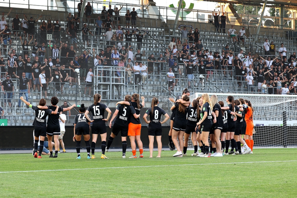 Sturm Damen - Neulengbach
OEFB Frauen Bundesliga, 17. Runde, SK Sturm Graz Damen - USV Neulengbach, Stadion Liebenau Graz, 20.05.2022. 

Foto zeigt die Mannschaft der Sturm Damen und Fans von Sturm
