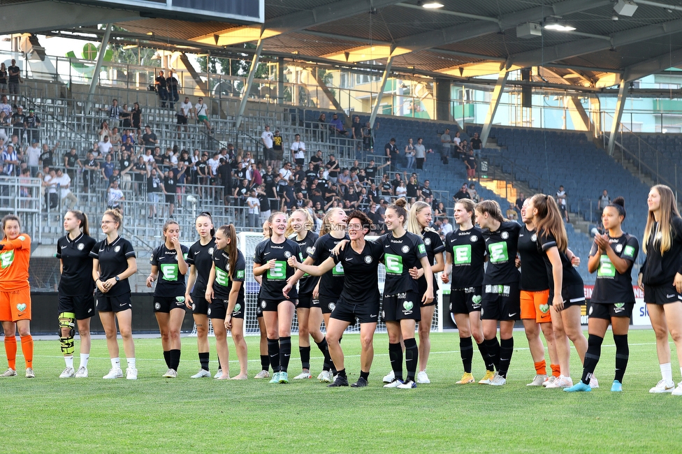 Sturm Damen - Neulengbach
OEFB Frauen Bundesliga, 17. Runde, SK Sturm Graz Damen - USV Neulengbach, Stadion Liebenau Graz, 20.05.2022. 

Foto zeigt die Mannschaft der Sturm Damen und Fans von Sturm
