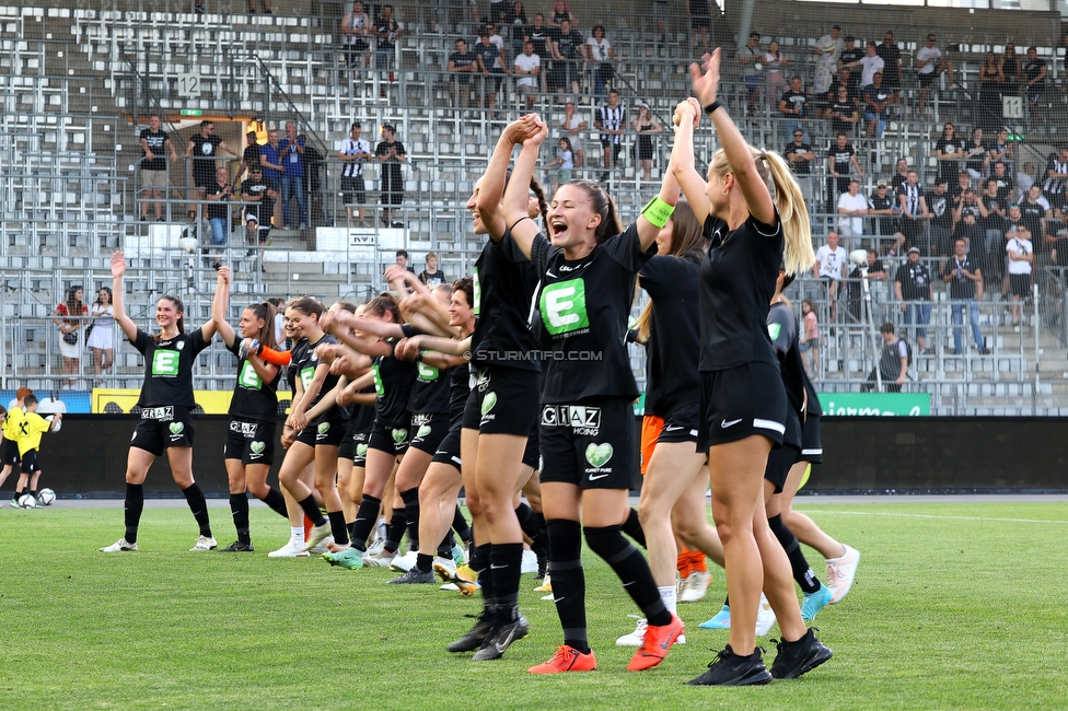 Sturm Damen - Neulengbach
OEFB Frauen Bundesliga, 17. Runde, SK Sturm Graz Damen - USV Neulengbach, Stadion Liebenau Graz, 20.05.2022. 

Foto zeigt die Mannschaft der Sturm Damen und Fans von Sturm
