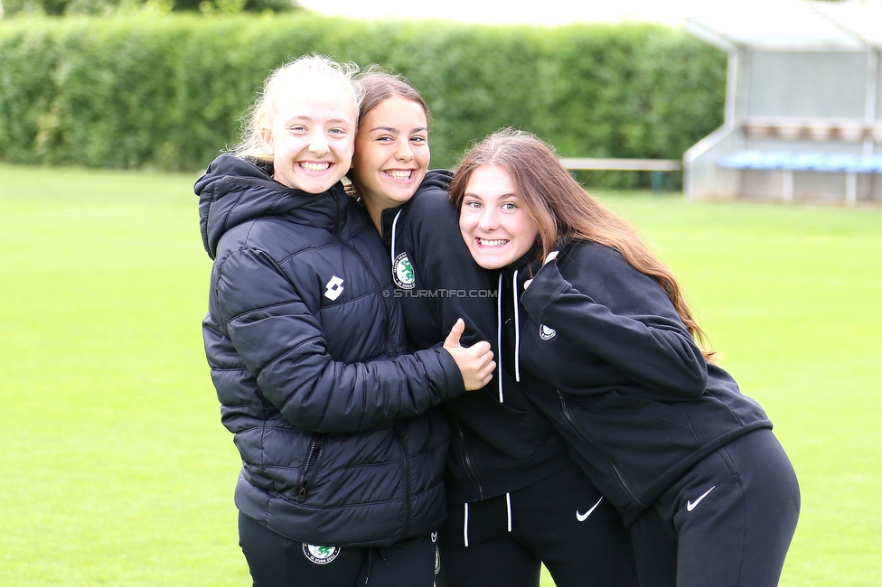 Horn - Sturm Damen
OEFB Frauen Cup, Halbfinale, SV Horn - SK Sturm Graz Damen, Trainingszentrum Horn Platz III, 26.05.2022. 

Foto zeigt Sarah Schiemel (Sturm Damen), Jasmin Reichmann (Sturm Damen) und Kathrin Greimelmaier (Sturm Damen)
