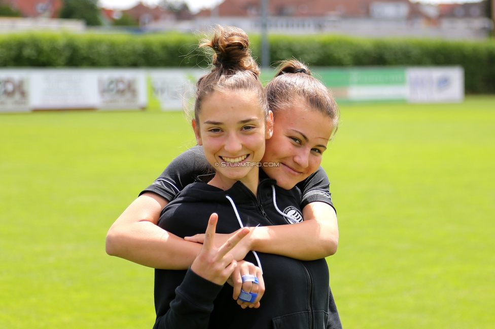 Horn - Sturm Damen
OEFB Frauen Cup, Halbfinale, SV Horn - SK Sturm Graz Damen, Trainingszentrum Horn Platz III, 26.05.2022. 

Foto zeigt Michela Croatto (Sturm Damen) und Annabel Schasching (Sturm Damen)
