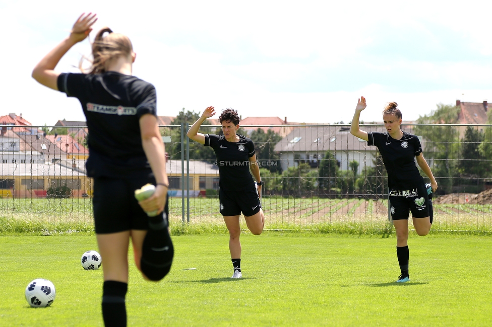 Horn - Sturm Damen
OEFB Frauen Cup, Halbfinale, SV Horn - SK Sturm Graz Damen, Trainingszentrum Horn Platz III, 26.05.2022. 

Foto zeigt Emily Cancienne (Assistenz Trainer Sturm Damen) und Leonie Christin Tragl (Sturm Damen)
