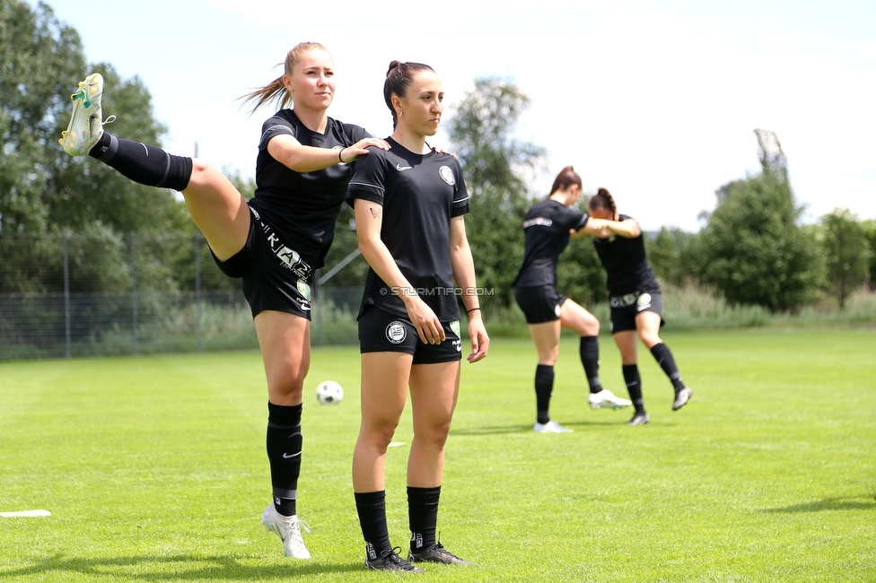 Horn - Sturm Damen
OEFB Frauen Cup, Halbfinale, SV Horn - SK Sturm Graz Damen, Trainingszentrum Horn Platz III, 26.05.2022. 

Foto zeigt Anna Maria Wirnsberger (Sturm Damen) und Andrea Glibo (Sturm Damen)
