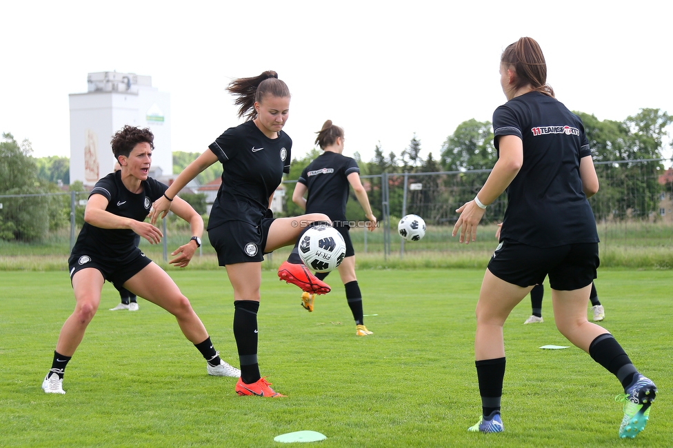 Horn - Sturm Damen
OEFB Frauen Cup, Halbfinale, SV Horn - SK Sturm Graz Damen, Trainingszentrum Horn Platz III, 26.05.2022. 

Foto zeigt Emily Cancienne (Assistenz Trainer Sturm Damen) und Annabel Schasching (Sturm Damen)
