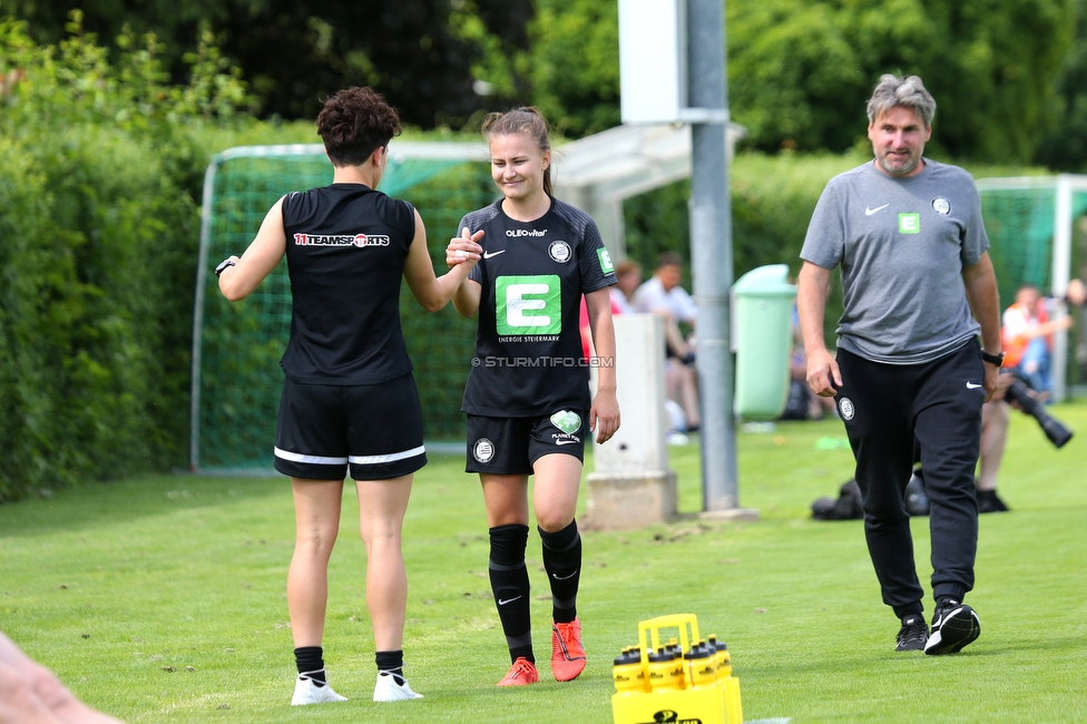 Horn - Sturm Damen
OEFB Frauen Cup, Halbfinale, SV Horn - SK Sturm Graz Damen, Trainingszentrum Horn Platz III, 26.05.2022. 

Foto zeigt Emily Cancienne (Assistenz Trainer Sturm Damen), Annabel Schasching (Sturm Damen) und Christian Lang (Trainer Sturm Damen)
