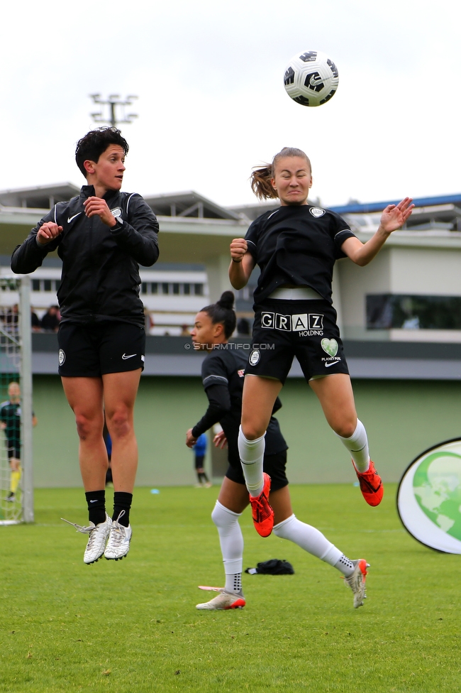 Sturm Damen - Suedburgenland
OEFB Frauen Bundesliga, 18. Runde, SK Sturm Graz Damen - FC Suedburgenland, STFV Arena Graz, 29.05.2022. 

Foto zeigt Emily Cancienne (Assistenz Trainer Sturm Damen) und Annabel Schasching (Sturm Damen)
