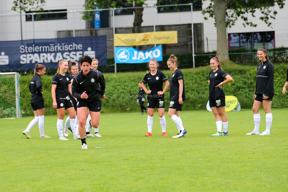 Sturm Damen - Suedburgenland
OEFB Frauen Bundesliga, 18. Runde, SK Sturm Graz Damen - FC Suedburgenland, STFV Arena Graz, 29.05.2022. 

Foto zeigt Emily Cancienne (Assistenz Trainer Sturm Damen)
