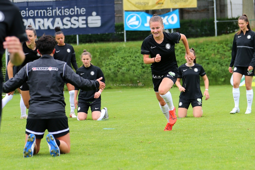 Sturm Damen - Suedburgenland
OEFB Frauen Bundesliga, 18. Runde, SK Sturm Graz Damen - FC Suedburgenland, STFV Arena Graz, 29.05.2022. 

Foto zeigt Emily Cancienne (Assistenz Trainer Sturm Damen) und Annabel Schasching (Sturm Damen)
