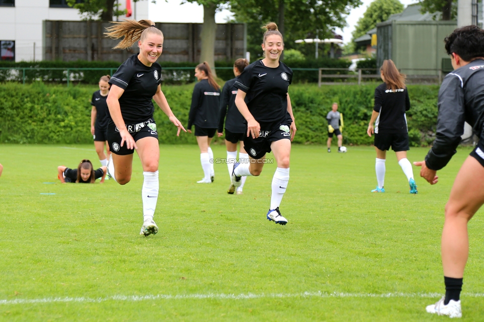 Sturm Damen - Suedburgenland
OEFB Frauen Bundesliga, 18. Runde, SK Sturm Graz Damen - FC Suedburgenland, STFV Arena Graz, 29.05.2022. 

Foto zeigt Anna Maria Wirnsberger (Sturm Damen) undMichela Croatto (Sturm Damen)
