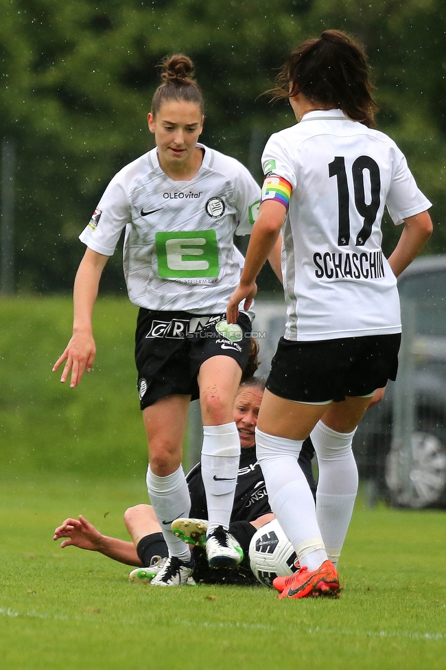 Sturm Damen - Suedburgenland
OEFB Frauen Bundesliga, 18. Runde, SK Sturm Graz Damen - FC Suedburgenland, STFV Arena Graz, 29.05.2022. 

Foto zeigt Michela Croatto (Sturm Damen) und Annabel Schasching (Sturm Damen)
