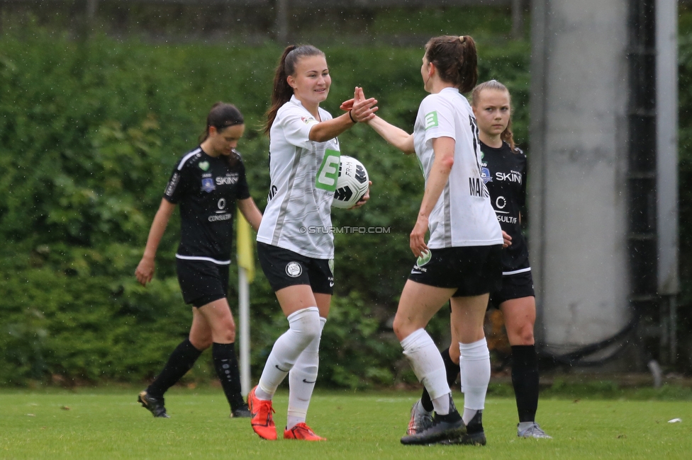 Sturm Damen - Suedburgenland
OEFB Frauen Bundesliga, 18. Runde, SK Sturm Graz Damen - FC Suedburgenland, STFV Arena Graz, 29.05.2022. 

Foto zeigt Annabel Schasching (Sturm Damen) und Andrea Glibo (Sturm Damen)
