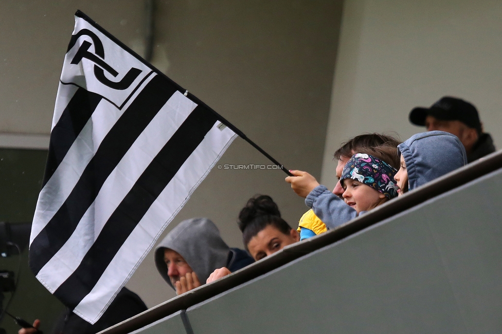 Sturm Damen - Suedburgenland
OEFB Frauen Bundesliga, 18. Runde, SK Sturm Graz Damen - FC Suedburgenland, STFV Arena Graz, 29.05.2022. 

Foto zeigt Fans von Sturm
